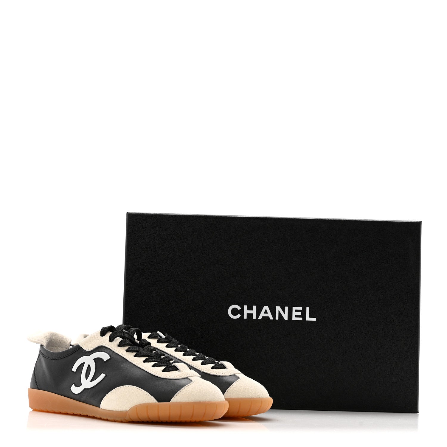 靴 CHANEL 35,5 Chanel Calfskin Embossed Suede Womens CC Sneakers 36 Black White