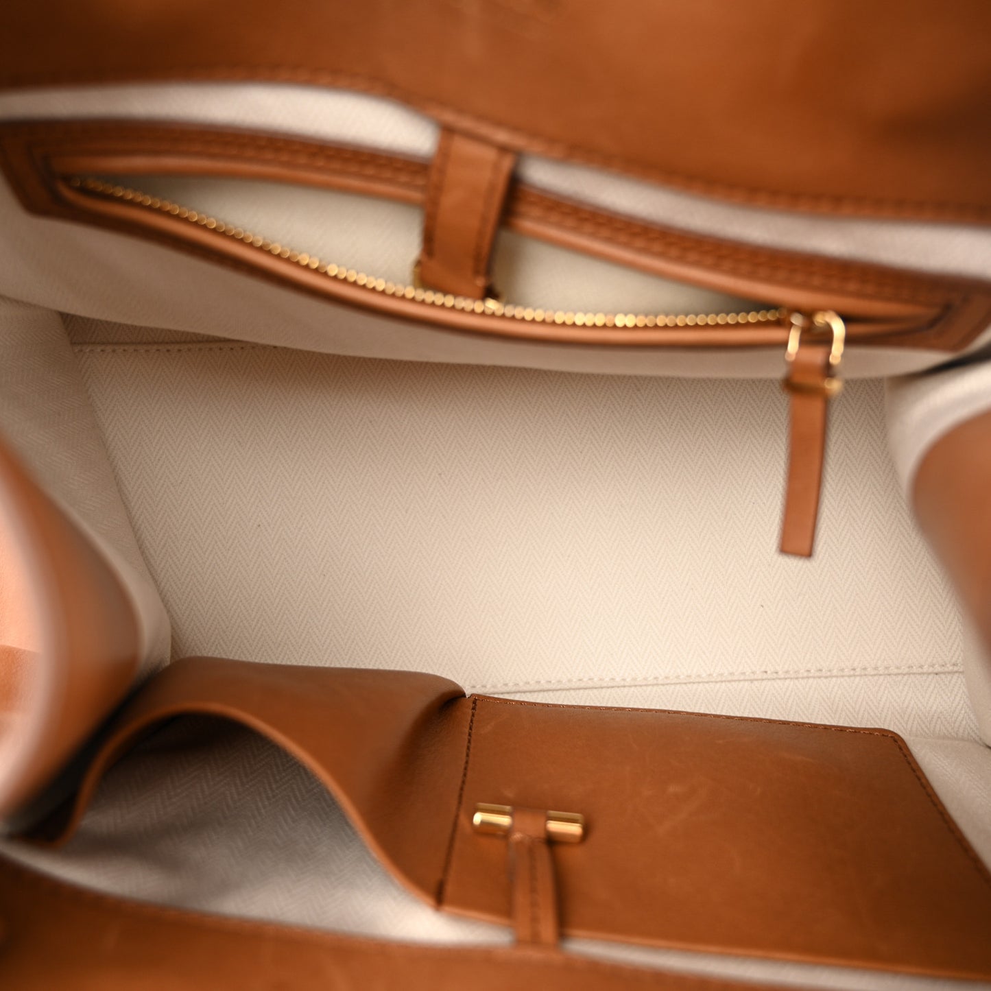 Polished Saddle Calfskin Soft Margaux 12 Cuir