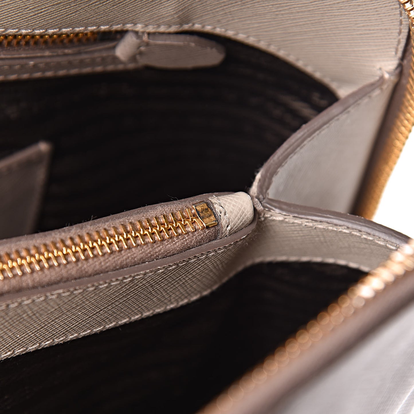 Saffiano Lux Bi-Color Promenade Tote Argilla Pomice