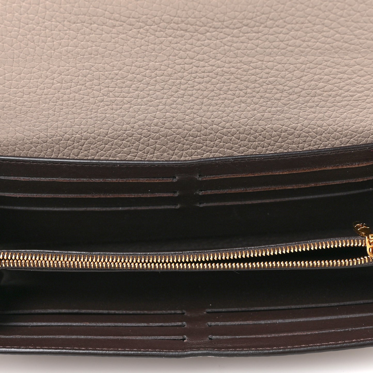 Taurillon Capucines Wallet Galet