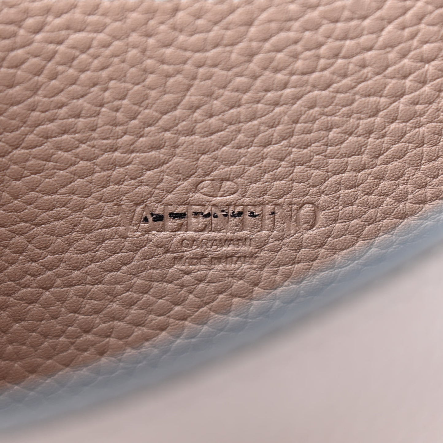 Pebbled Calfskin Medium Rockstud Flip Lock Crossbody Bag Poudre