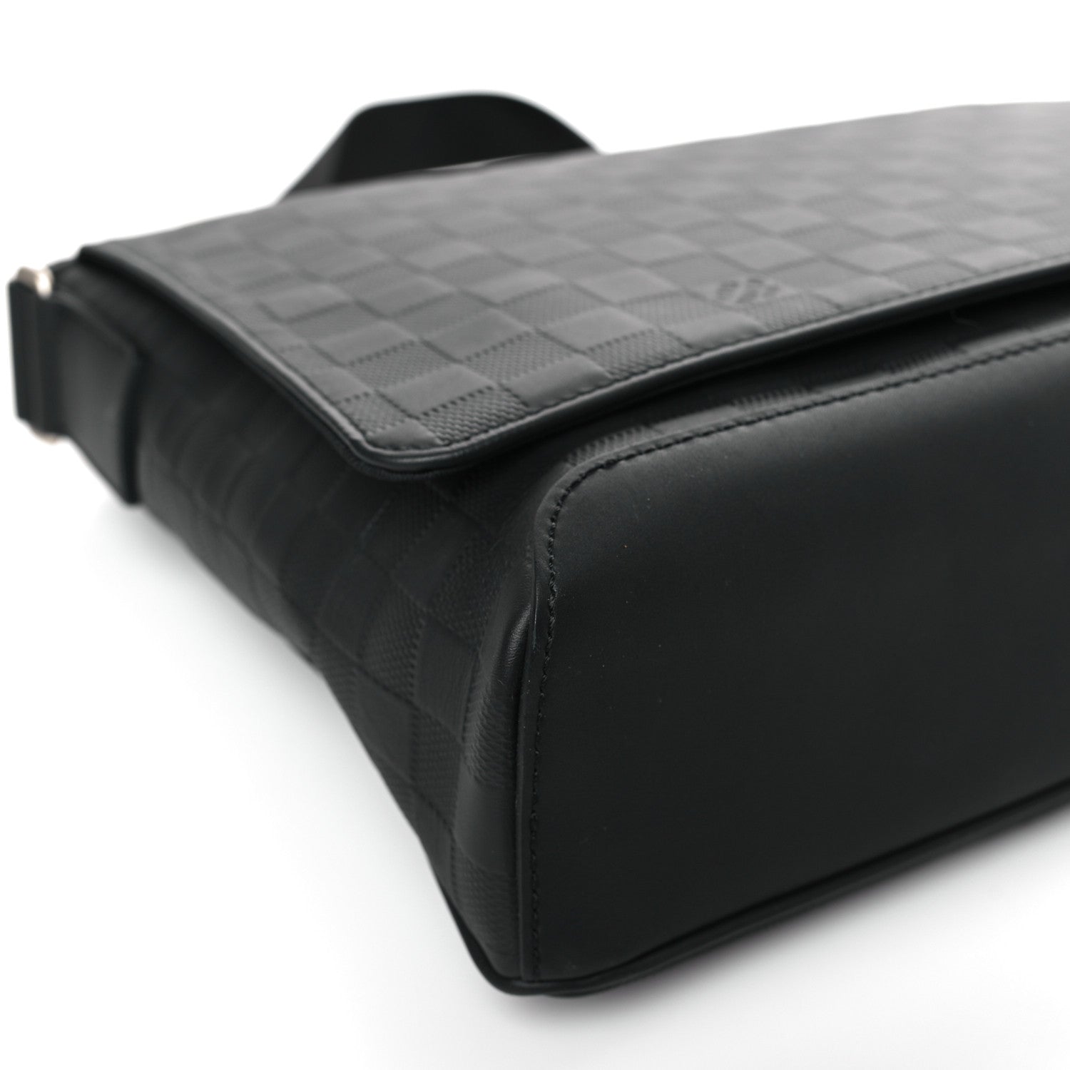 Louis Vuitton Damier Infini District MM Onyx 7 of 8