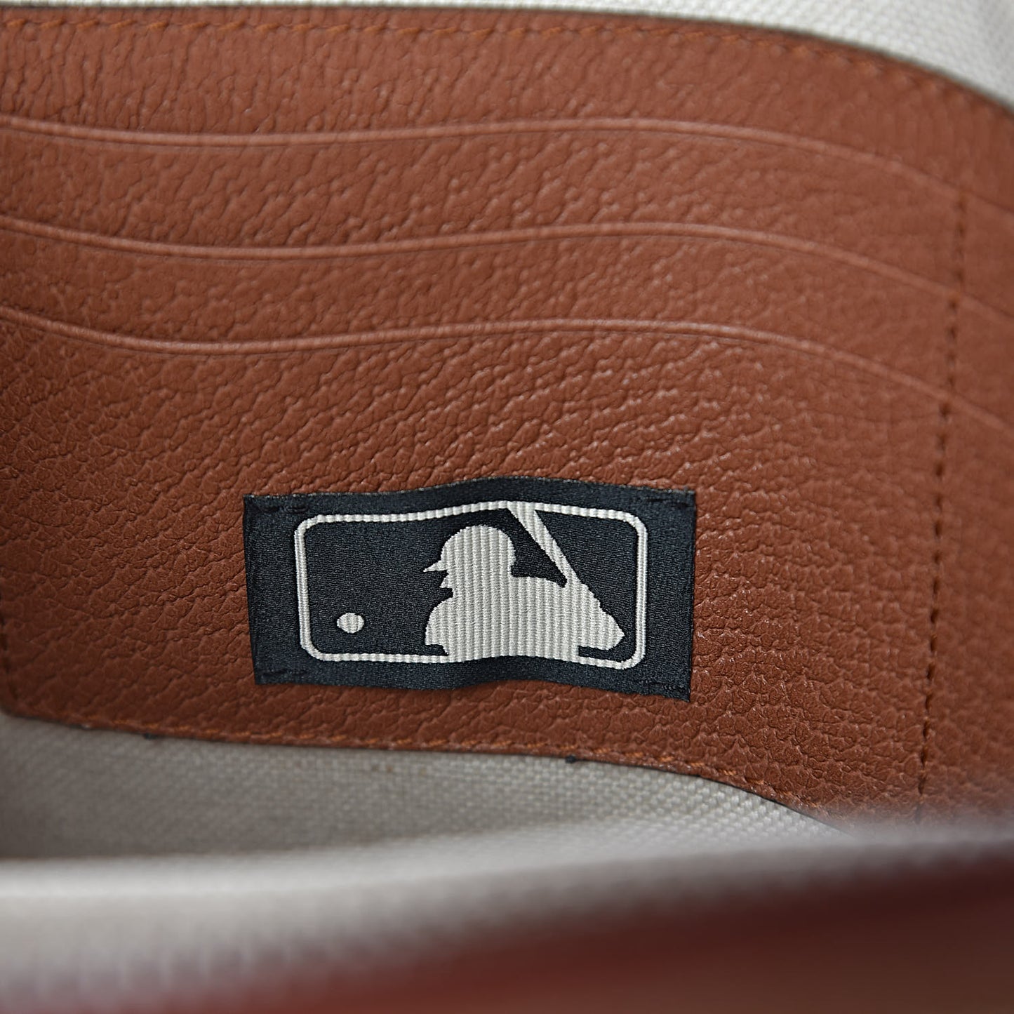 X MLB GG Monogram NY Yankees Zip Wristlet Pouch Beige Ruggine Ivory