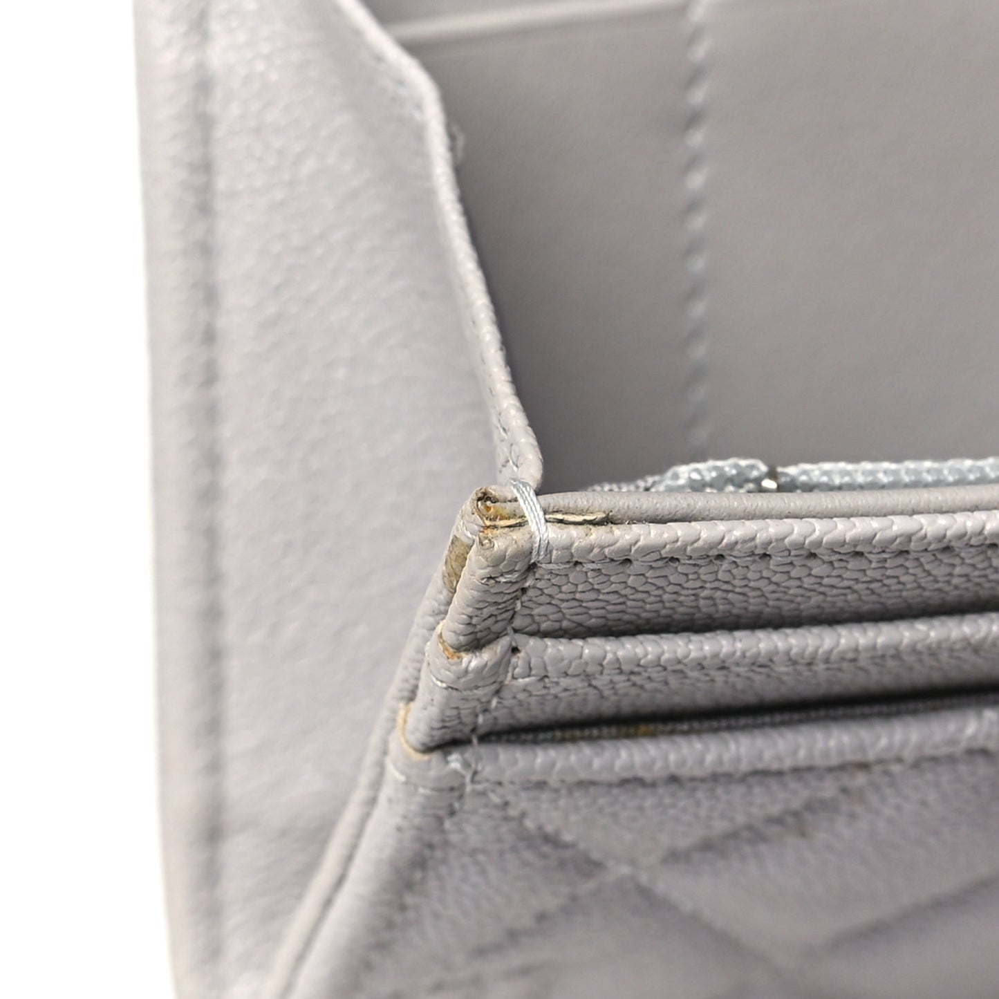 Caviar Quilted Medium Boy Flap Walle Light Grey