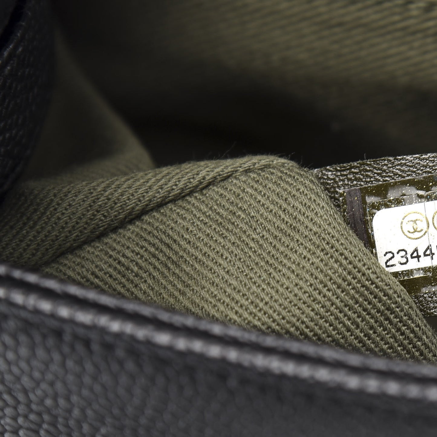 Caviar Quilted Medium Boy Flap Black