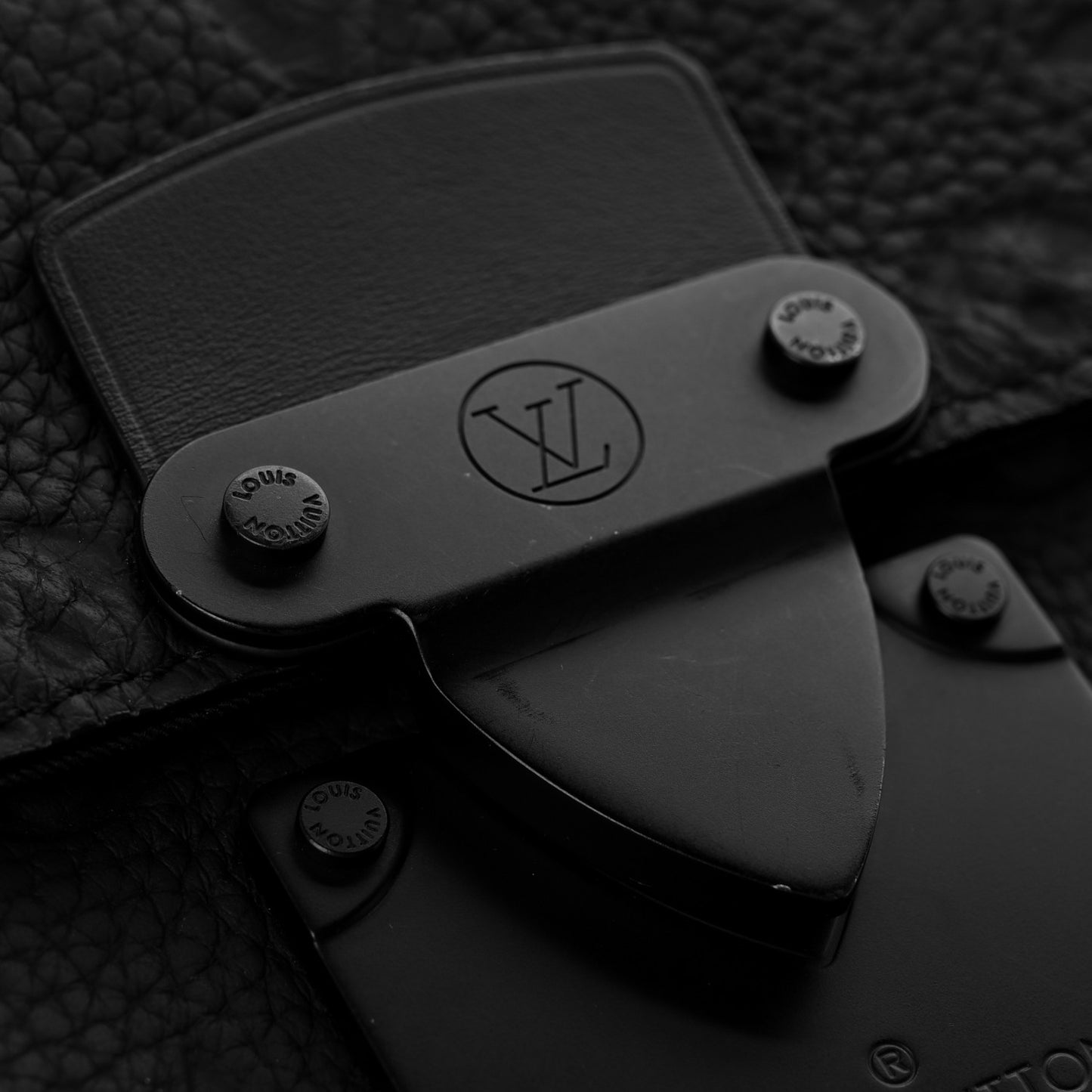 Taurillon Monogram S Lock Messenger Black