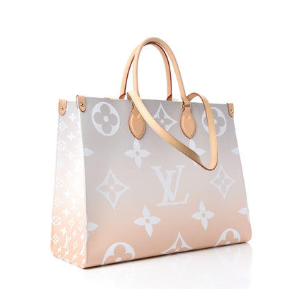 Louis Vuitton Monogram Giant By The Pool Onthego GM Brume 3 of 10