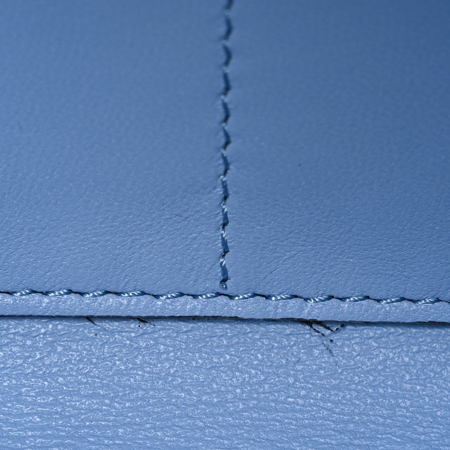 Grainy Calfskin Rockstud Flip Lock Wallet With Chain Popeline Blue