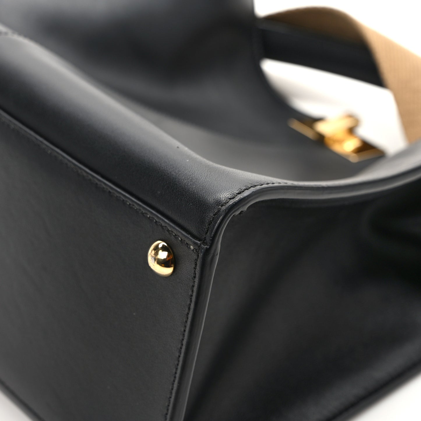 Vitello Seta Century Medium Peekaboo X-Lite Black Fragola