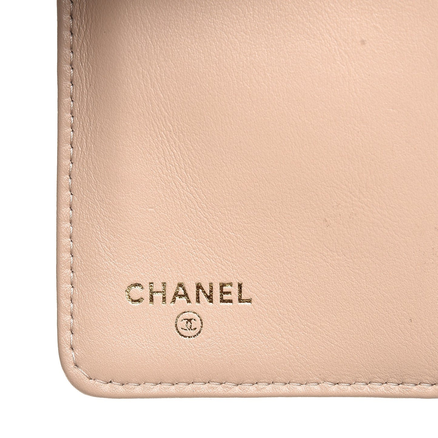 Iridescent Caviar Quilted Zipped Pocket Wallet Beige Clair