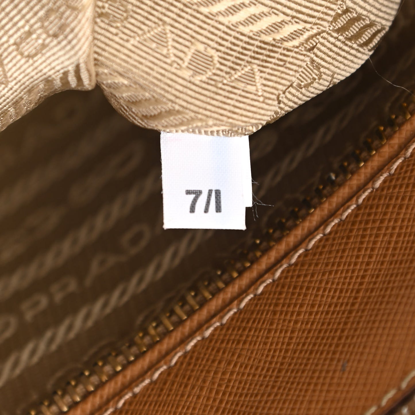Saffiano Medium Galleria Double Zip Tote Caramel