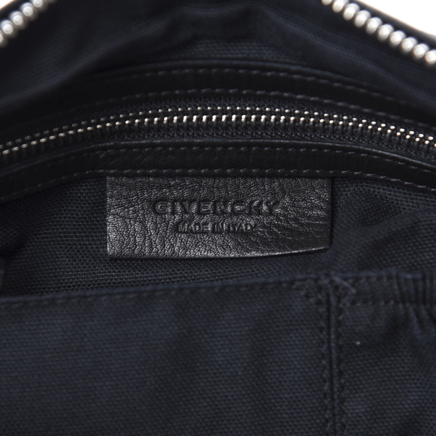 Pebbled Calfskin Medium Pyramid Stud Pandora Black