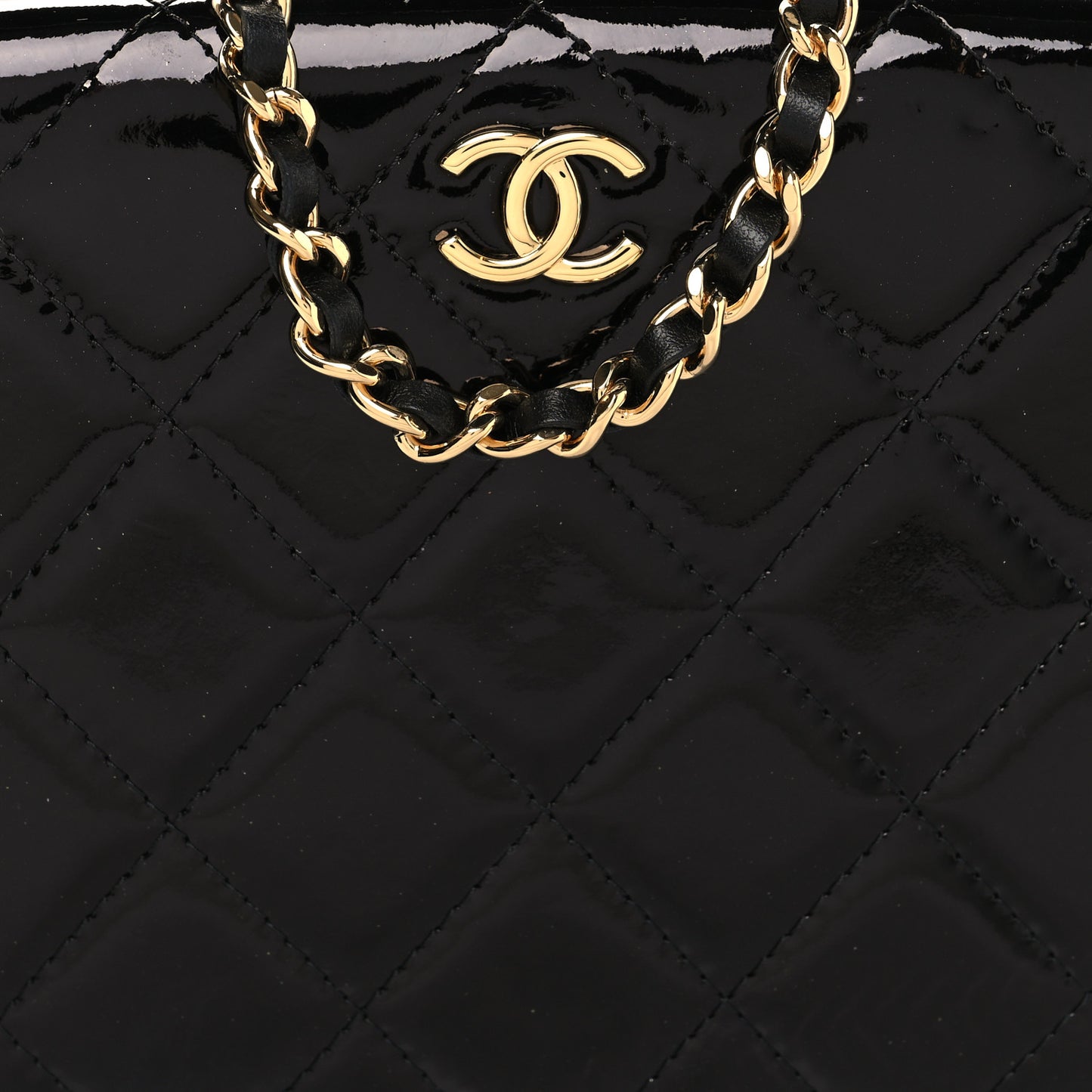 Glazed Goatskin Quilted Box With Chain Black