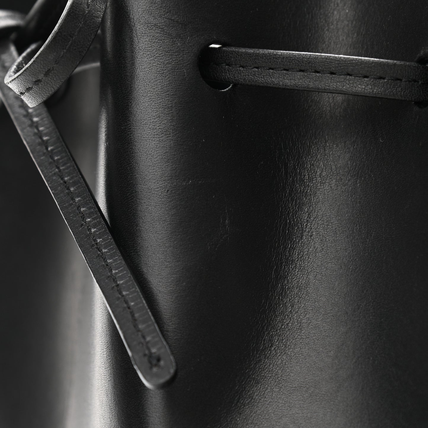 Vegetable Tanned Calfskin Bucket Bag Black Royal
