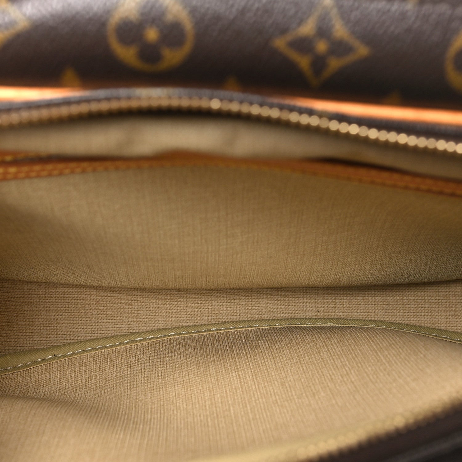 Louis Vuitton Monogram Reporter PM 6 of 10