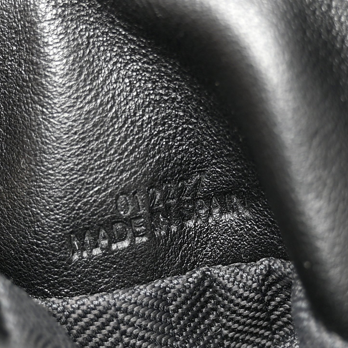 Shiny Nappa Lambskin Puffer Flamenco Knot Clutch Black