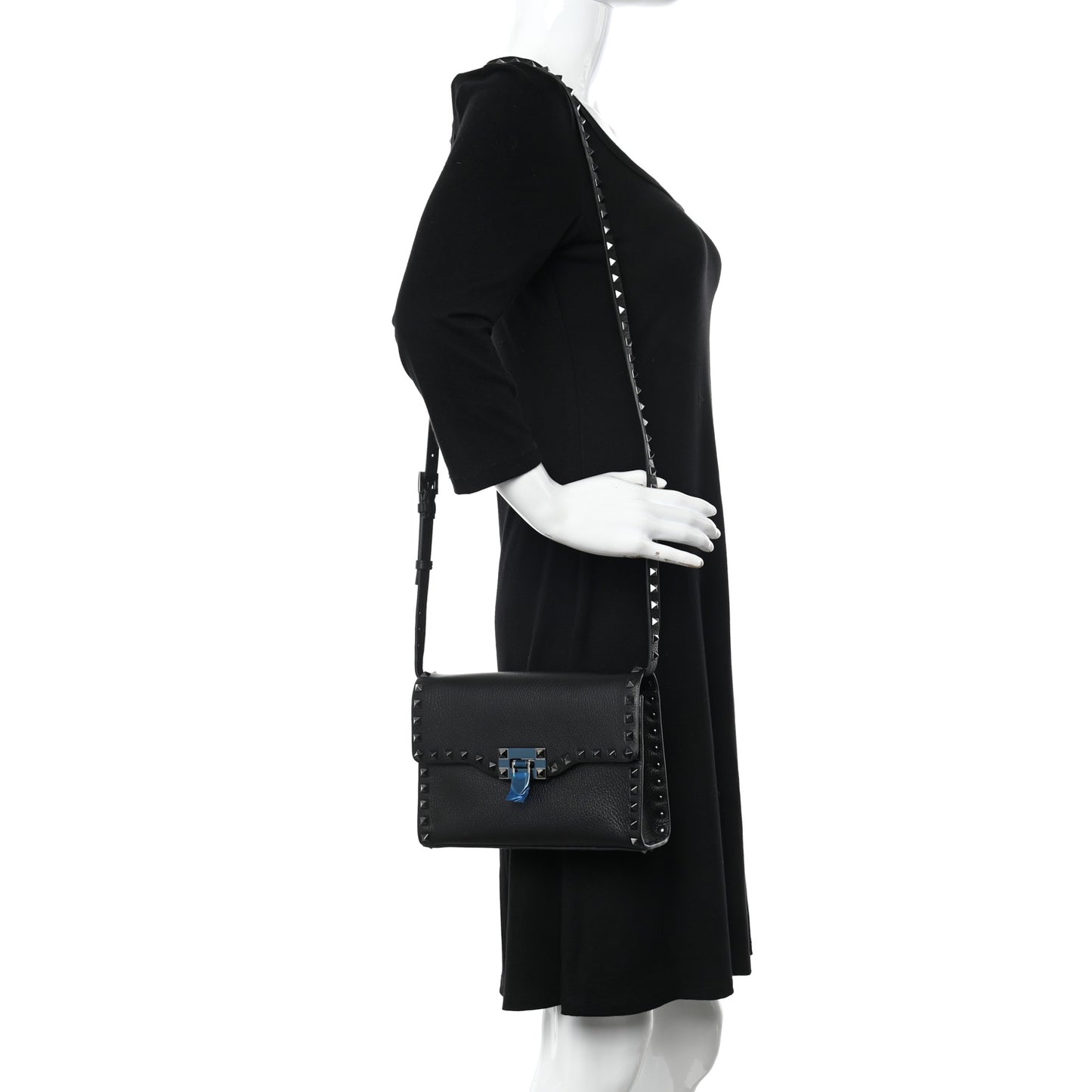 Pebbled Calfskin Monochrome Medium Rockstud Flip Lock Crossbody Bag Black