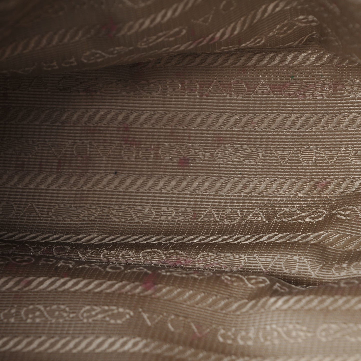 Saffiano Lux Medium Tote Cammeo
