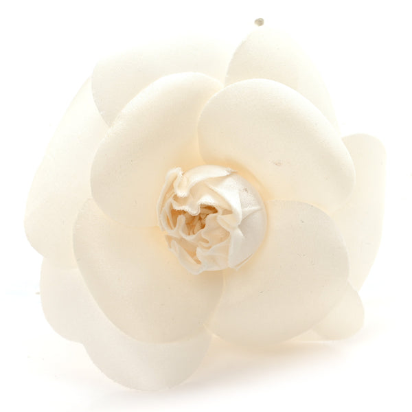 新品　未使用　CHANEL ホワイトフラワーブローチ Chanel Fabric Camellia Flower Brooch White 1890659 – FASHIONPHILE