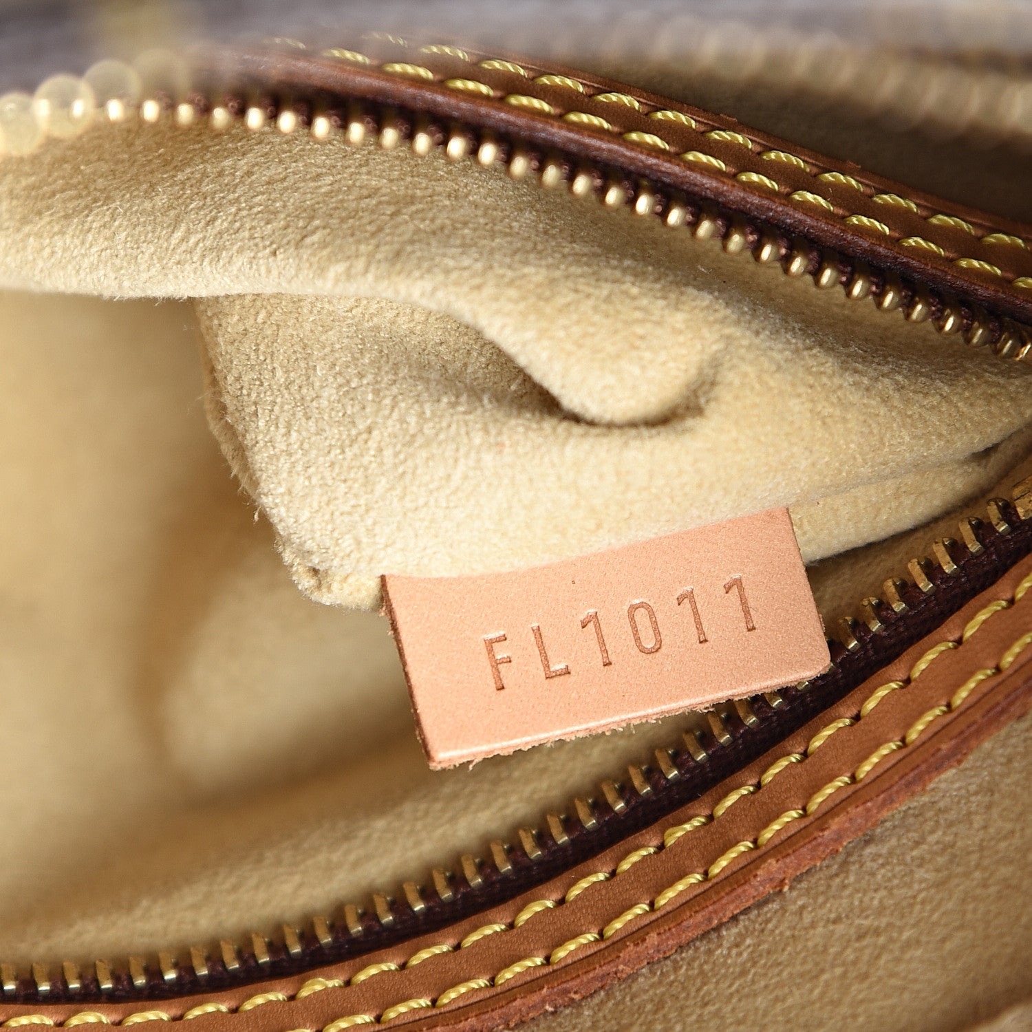 Louis Vuitton Monogram Looping MM 6 of 9