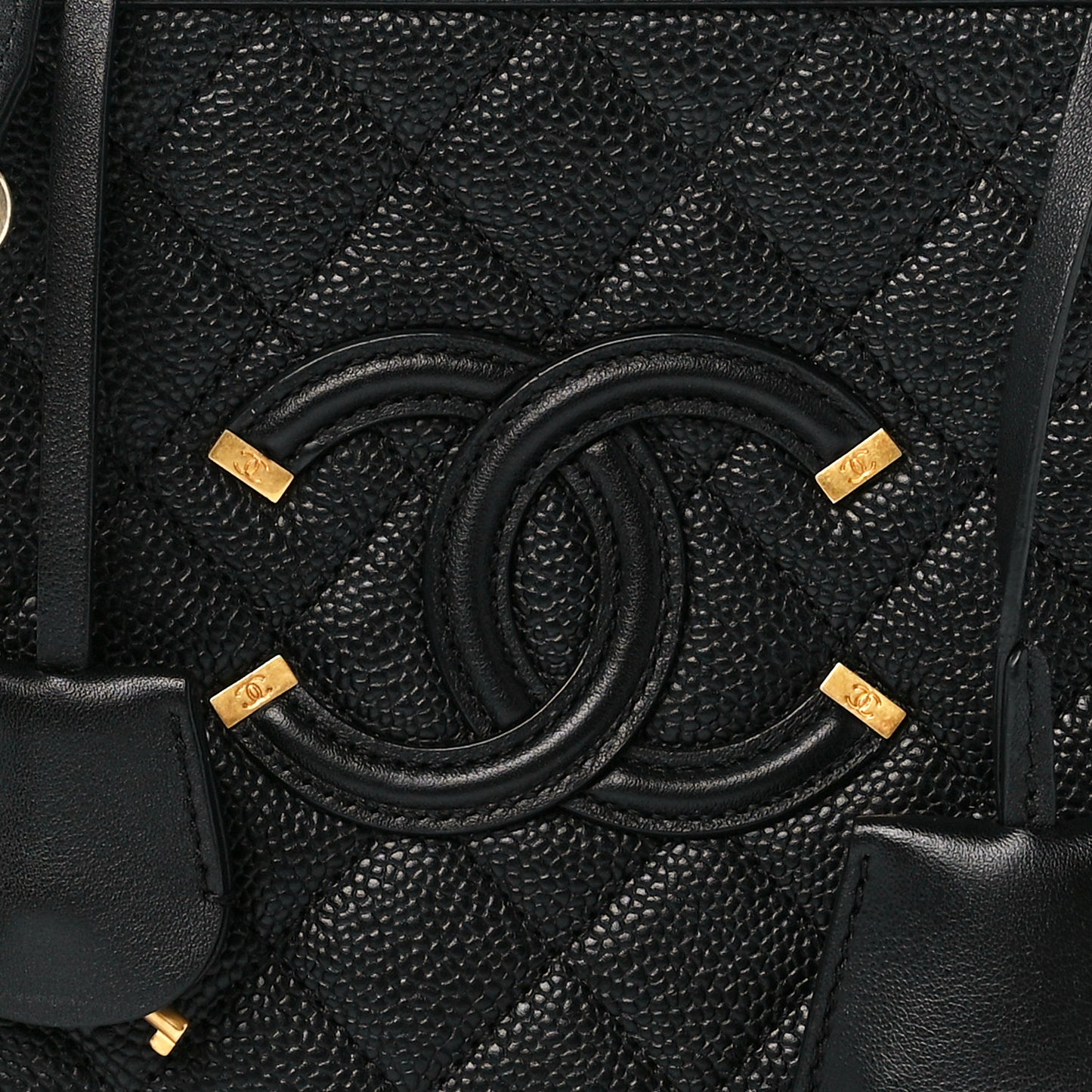 Caviar Quilted Medium CC Filigree Vanity Case Black