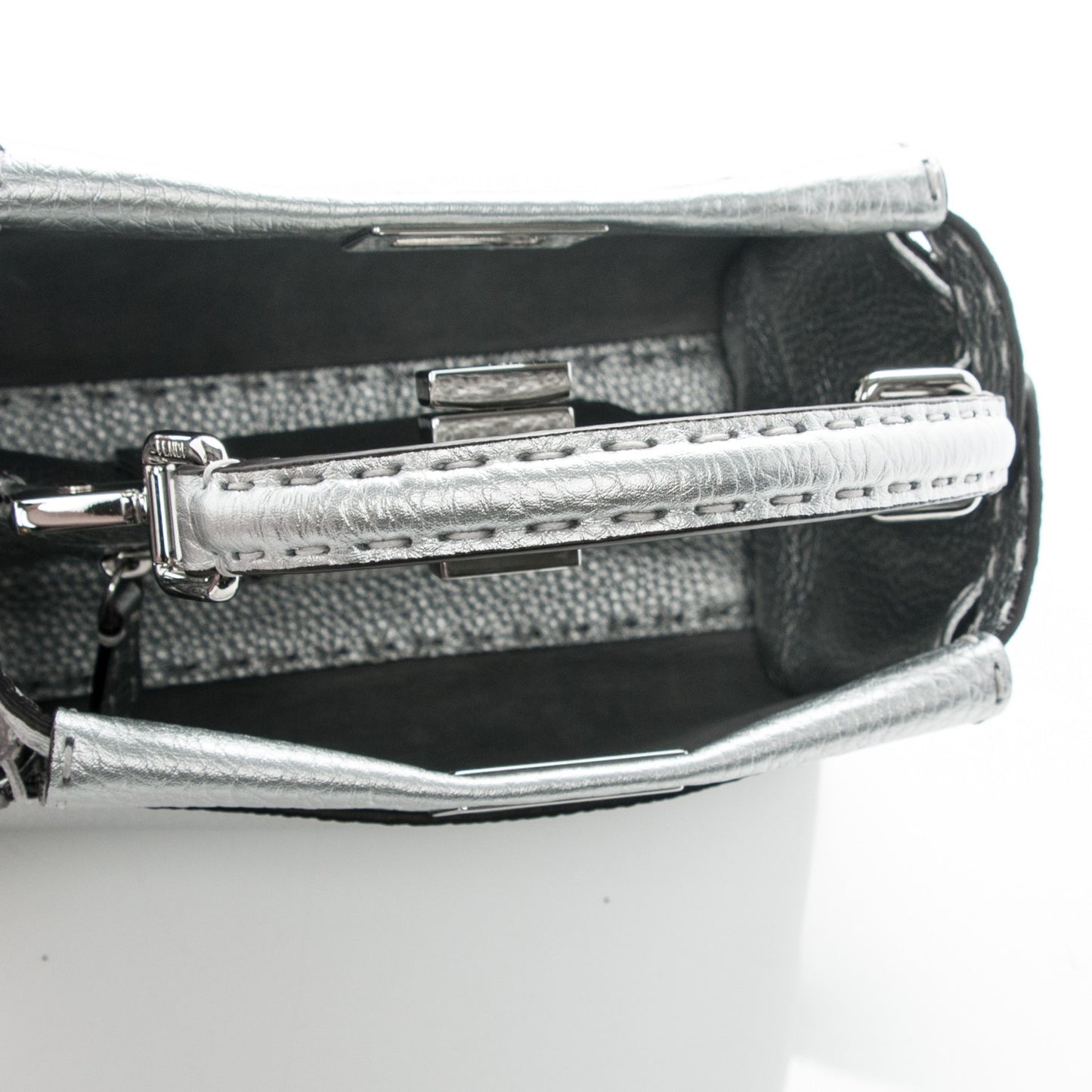 Cuoio Romano Lux Selleria Mini Peekaboo Iconic Satchel Argento
