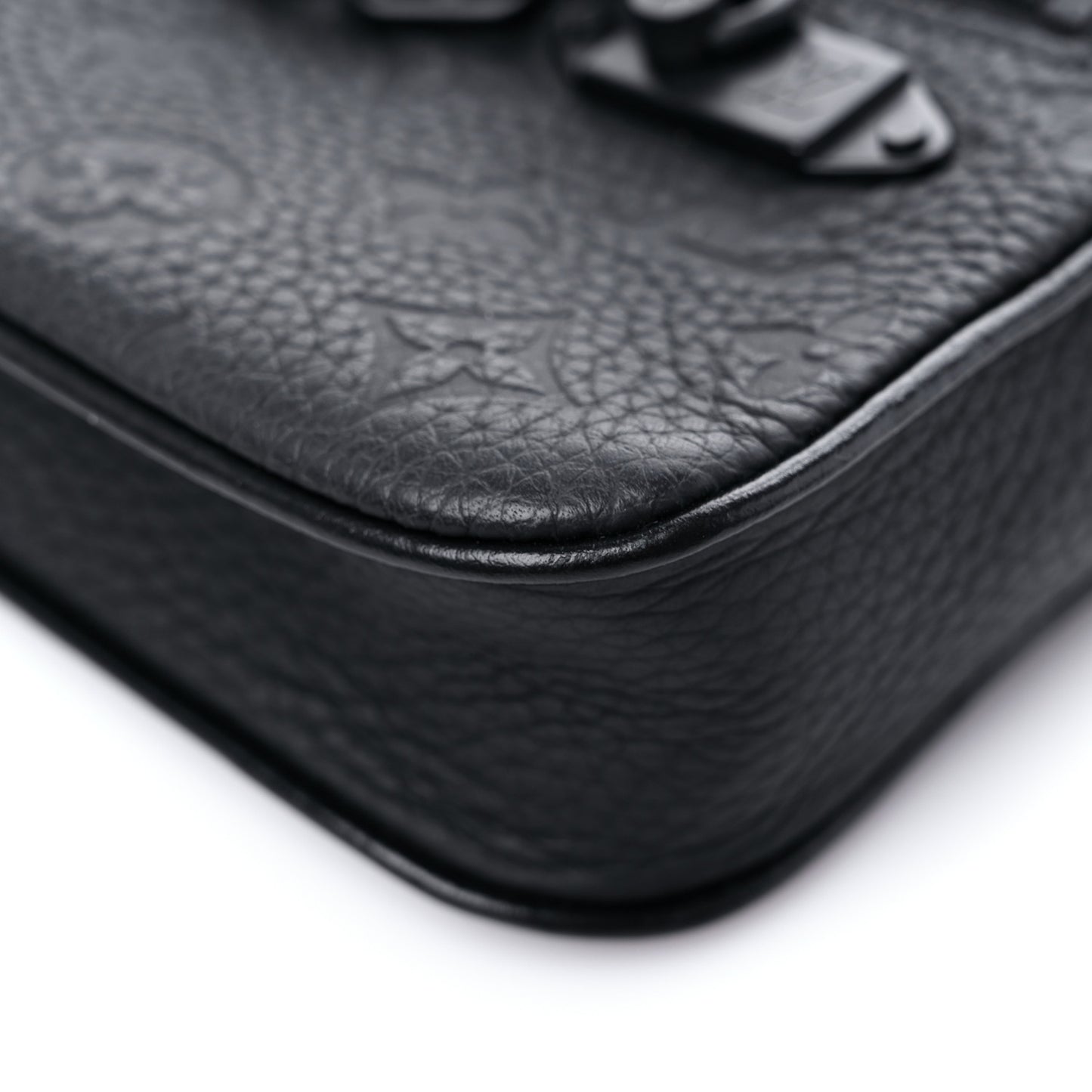 Taurillon Monogram Pochette Volga Black