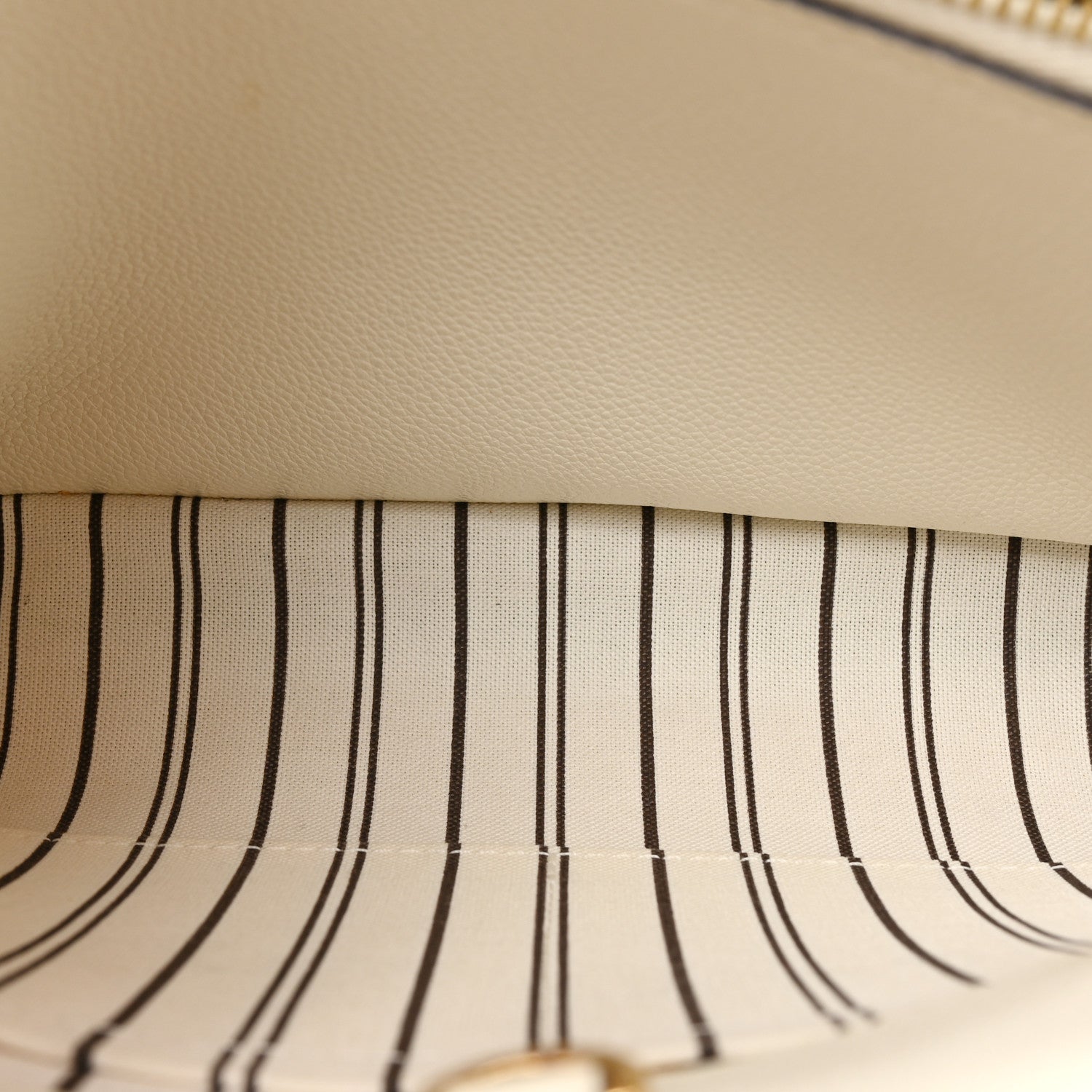 Louis Vuitton Empreinte Montaigne BB Neige 7 of 18