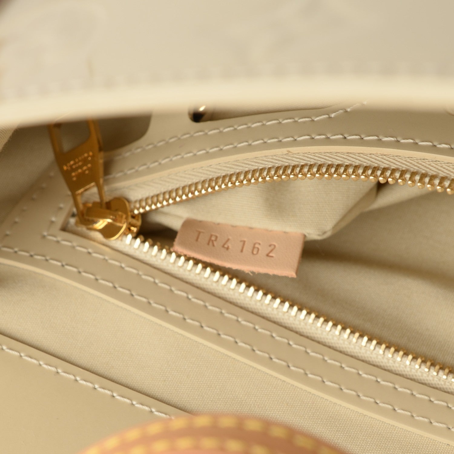 Louis Vuitton Vernis Catalina NS Blanc Corail 7 of 7