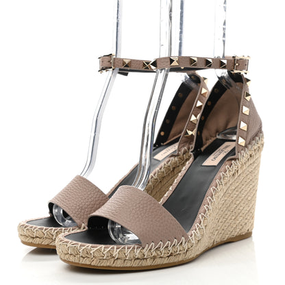 Valentino Garavani Grained Calfskin Rockstud Ankle Strap Espadrille 15/105mm Wedge Sandals 39 Poudre Natural 3 of 8
