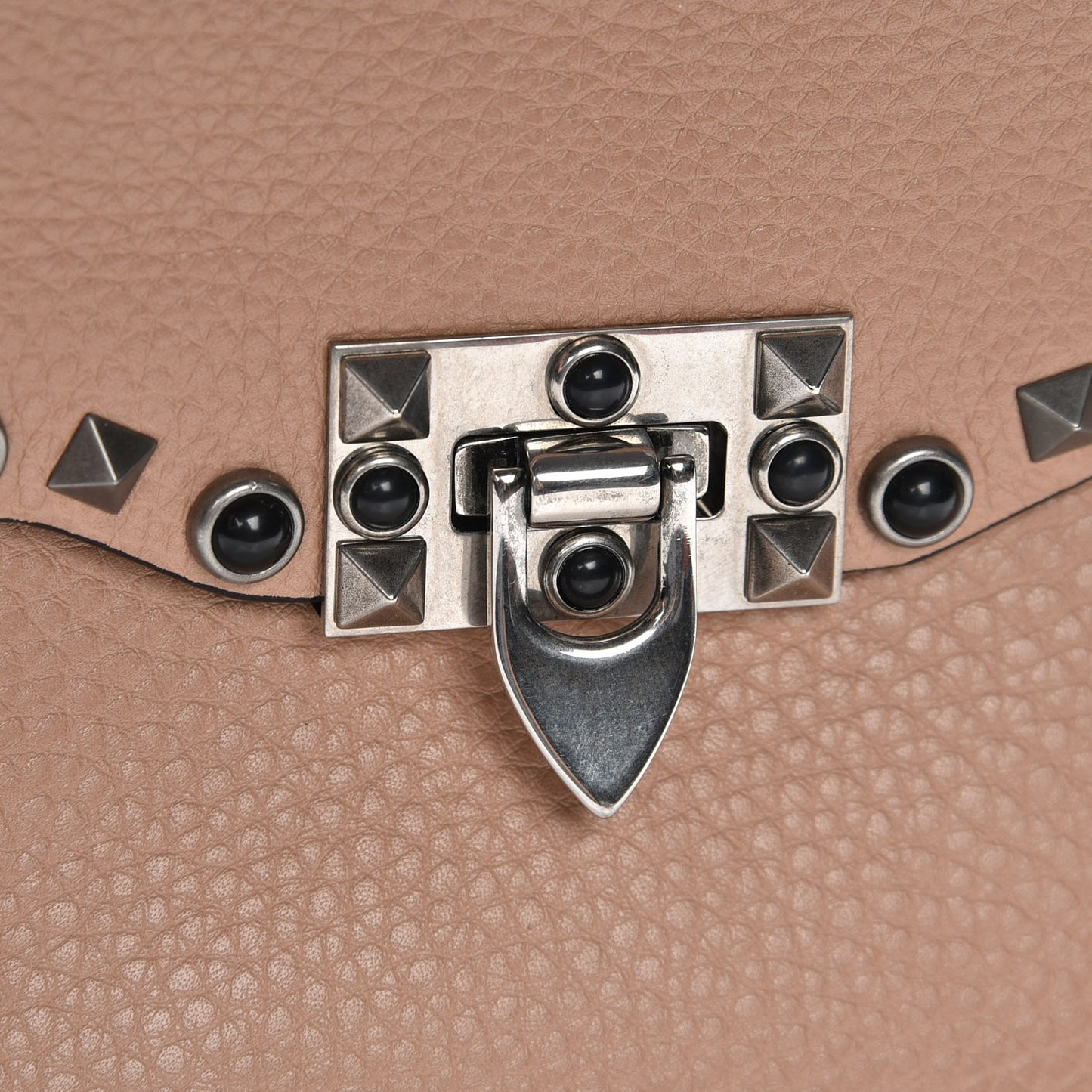 Pebbled Calfskin Medium Rockstud Rolling Flap Saddle Bag Soft Noisette