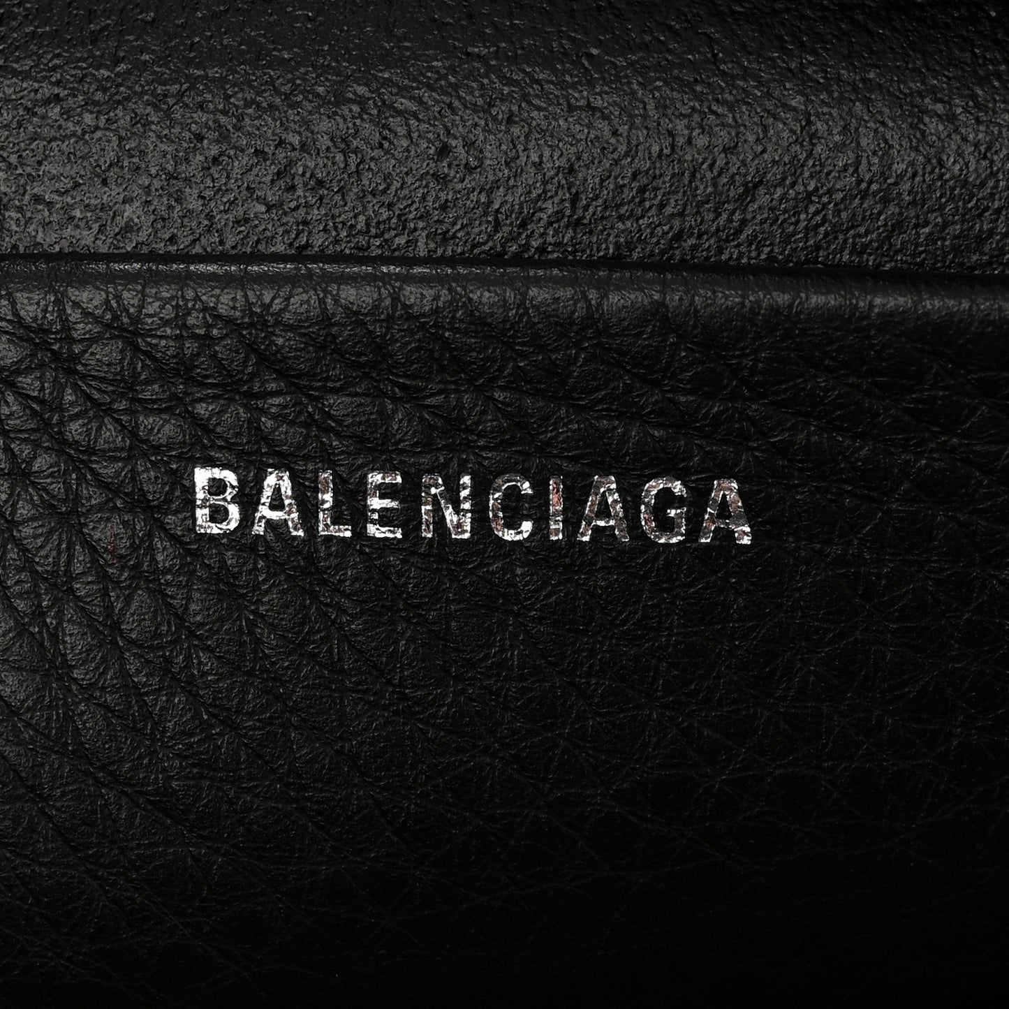 Calfskin Logo S Everyday Camera Bag Gris Fossile