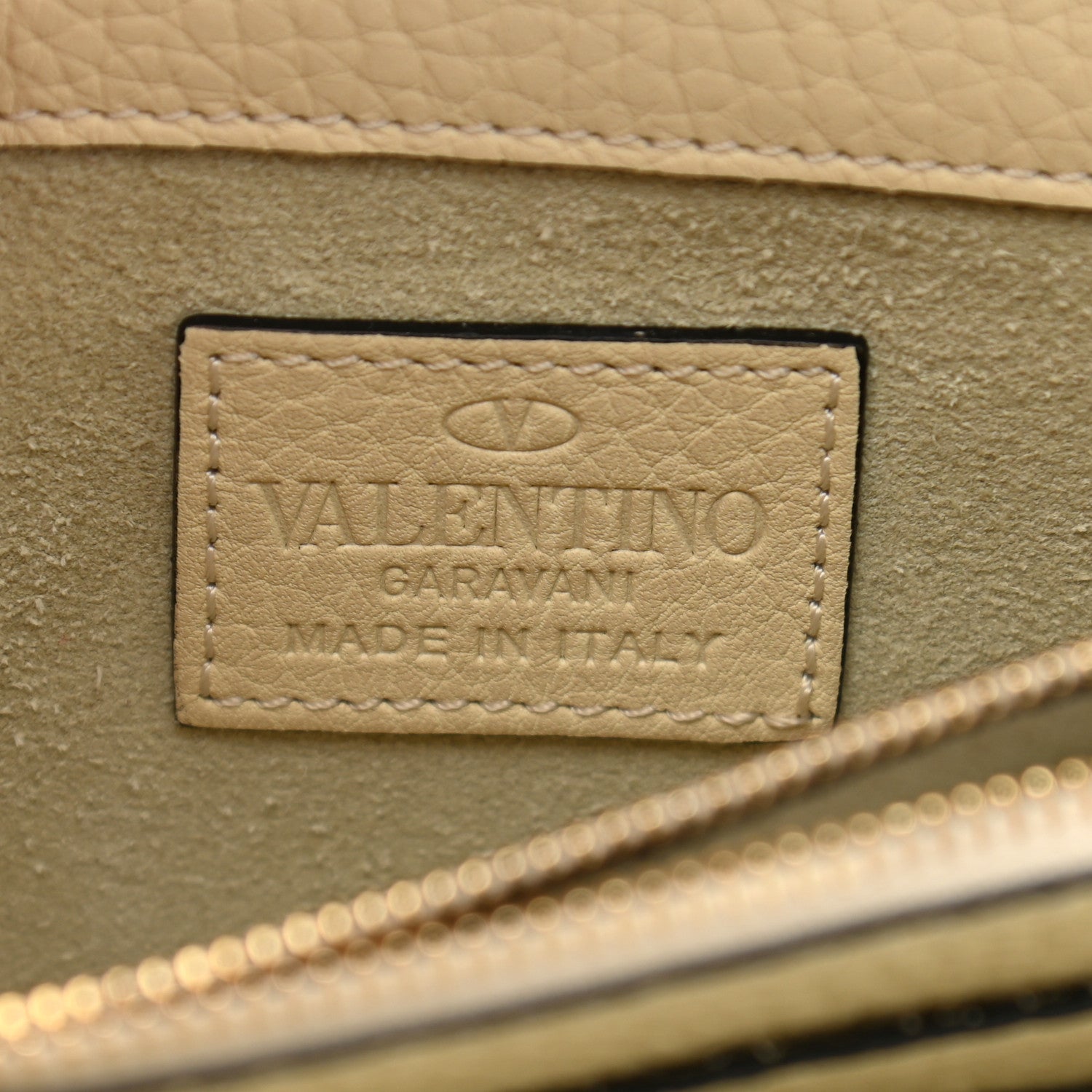 Valentino Garavani Pebbled Calfskin Rockstud Wallet on Chain Light Ivory 9 of 11