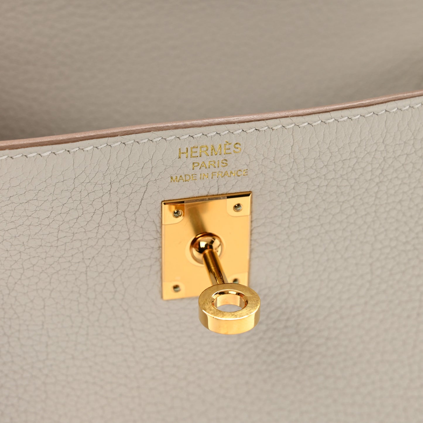 Togo Kelly Retourne 25 Gris Pale