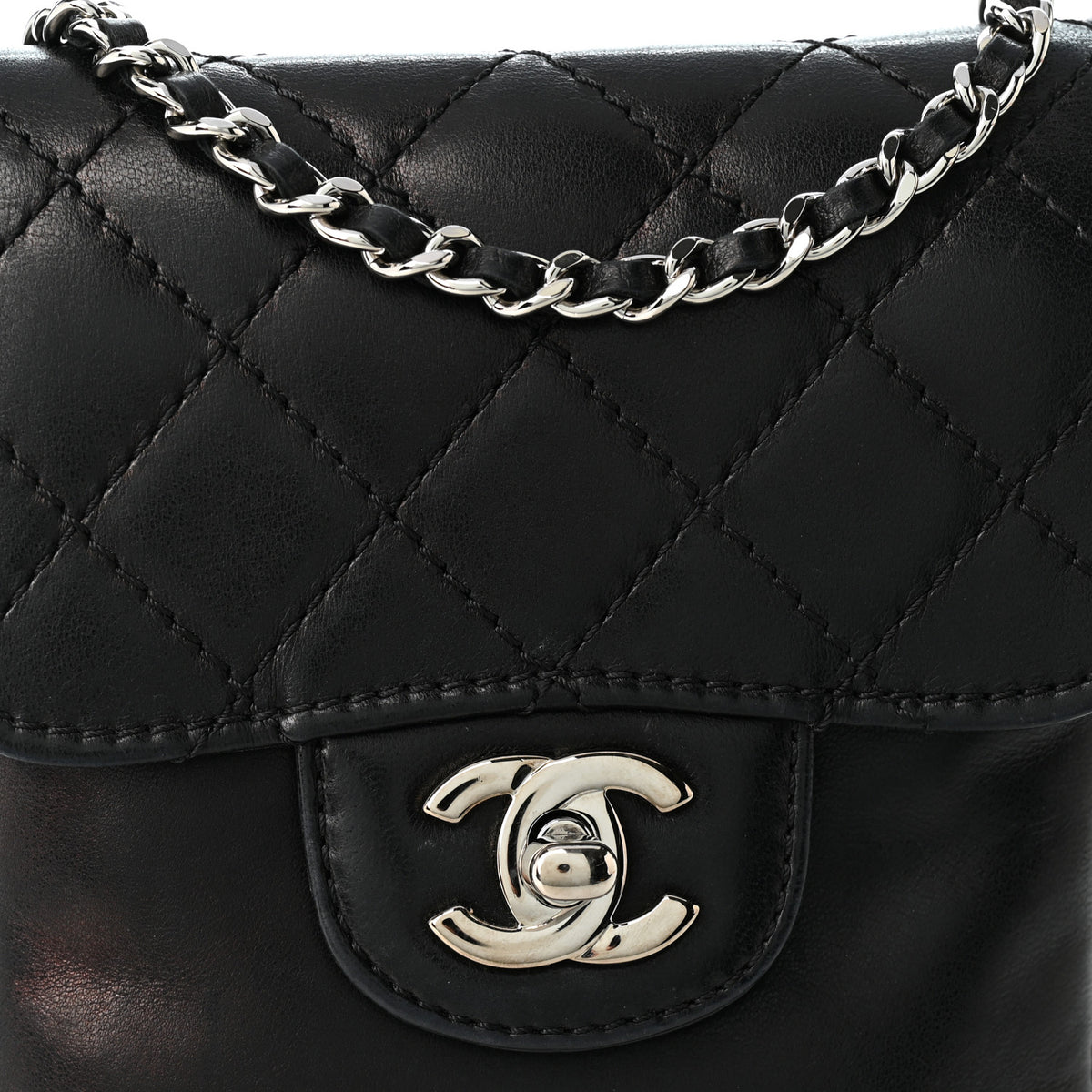 Lambskin Quilted Clams Wallet On Chain Black