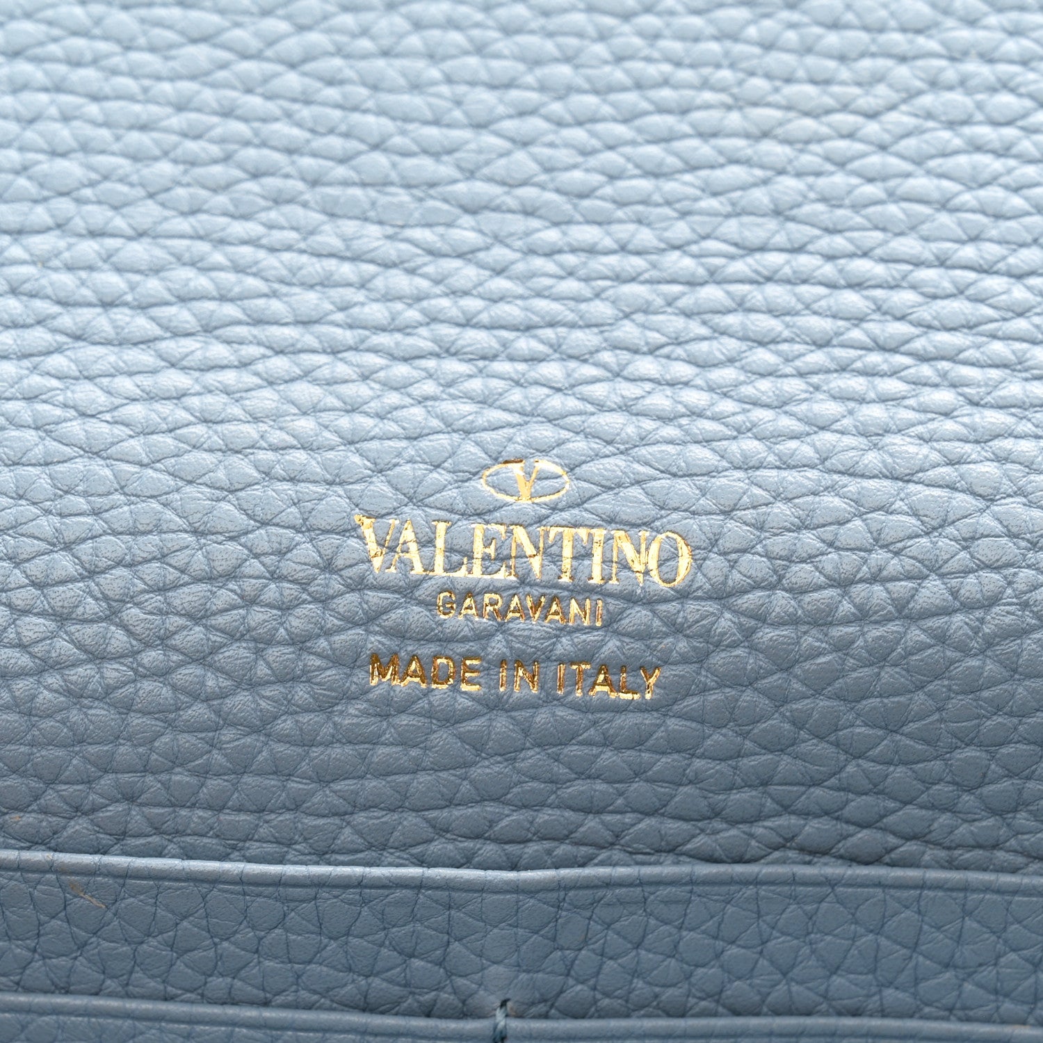 Valentino Garavani Pebbled Calfskin Rockstud Flip Lock Wallet On Chain Niagara 6 of 9