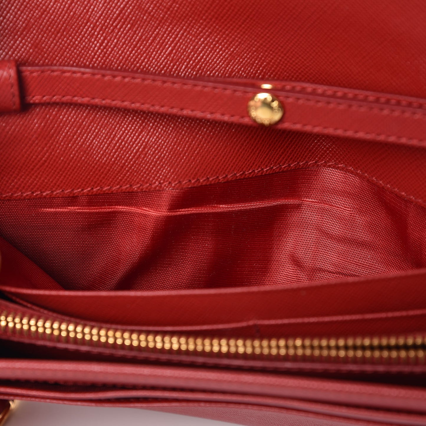 Saffiano Metal Oro Chain Wallet Fuoco