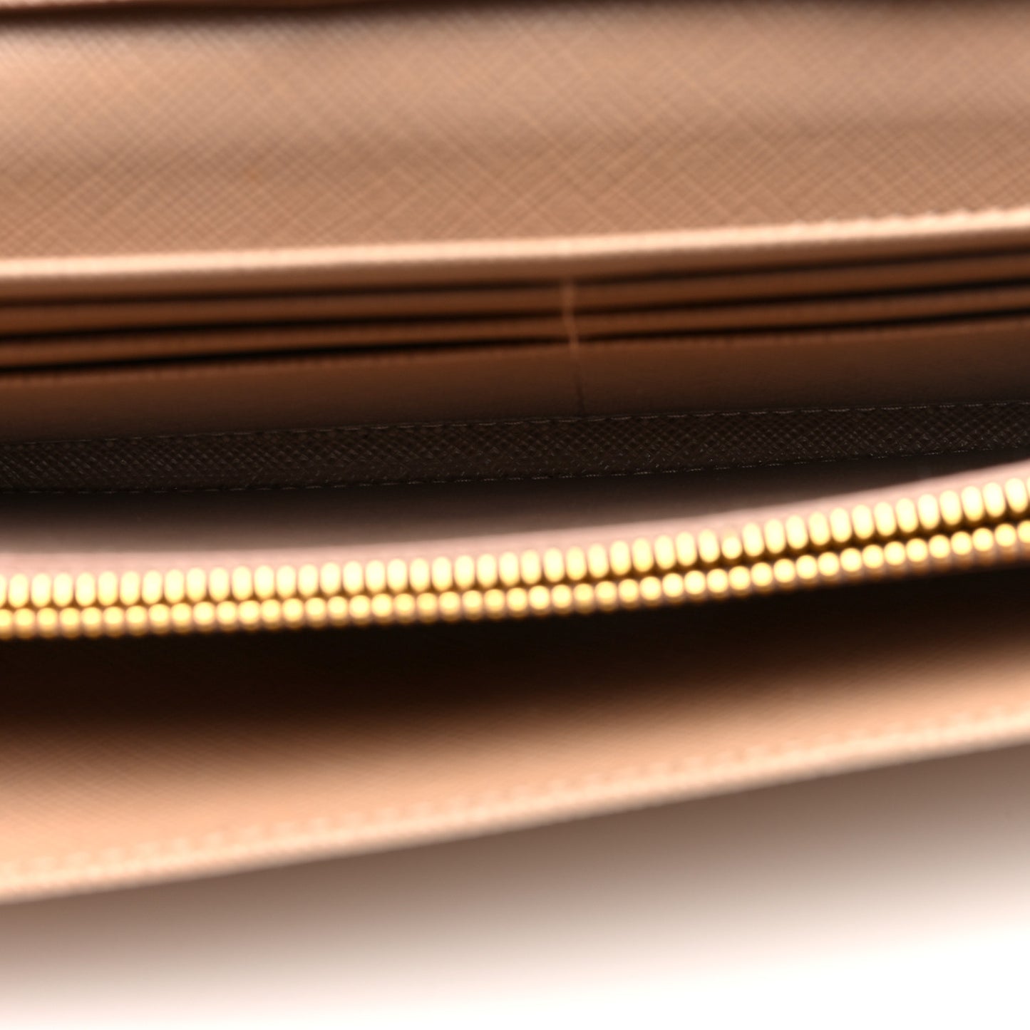 Saffiano Metal Oro Chain Wallet Cammeo