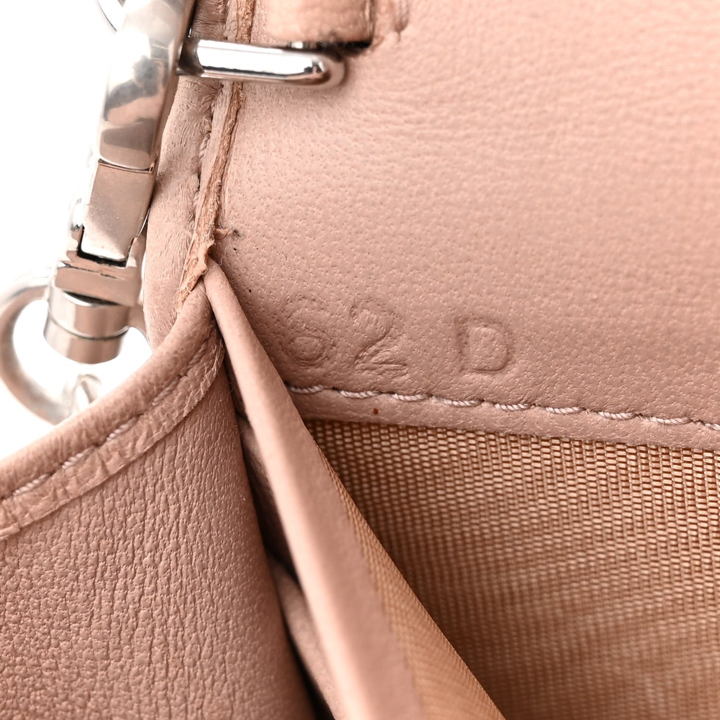 Soft Calfskin Impunture Diagramme Chain Wallet Cipria