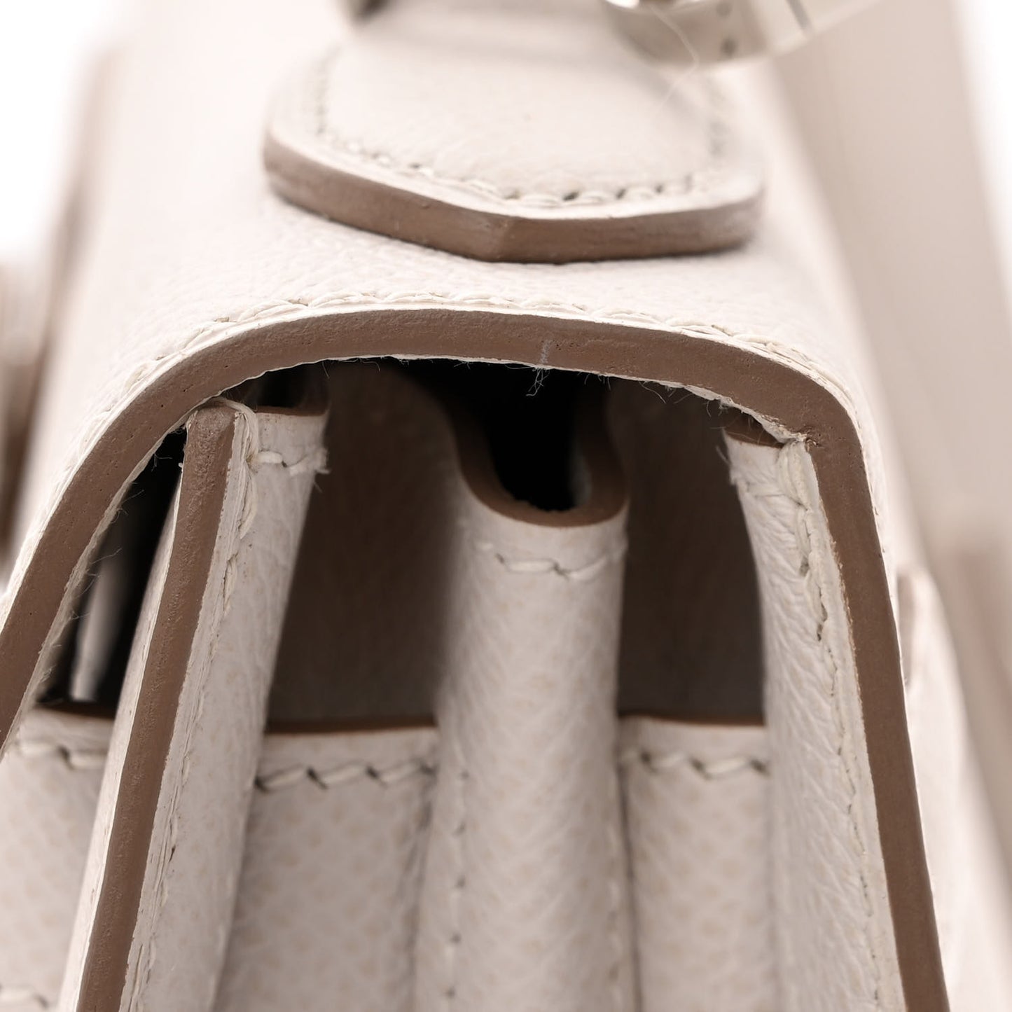 Epsom Kelly Sellier 28 Gris Pale