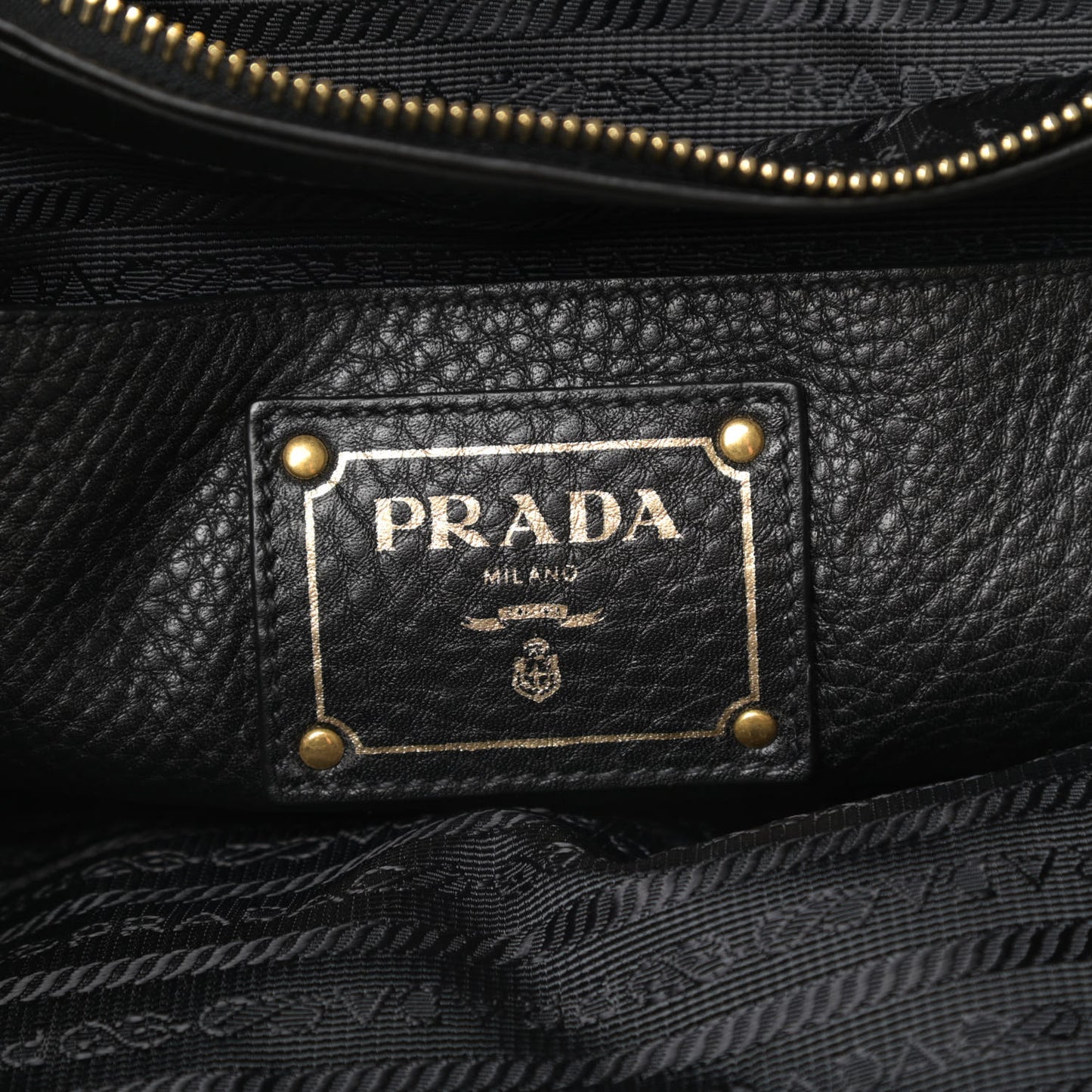 Vitello Daino Side Zip Tote Black