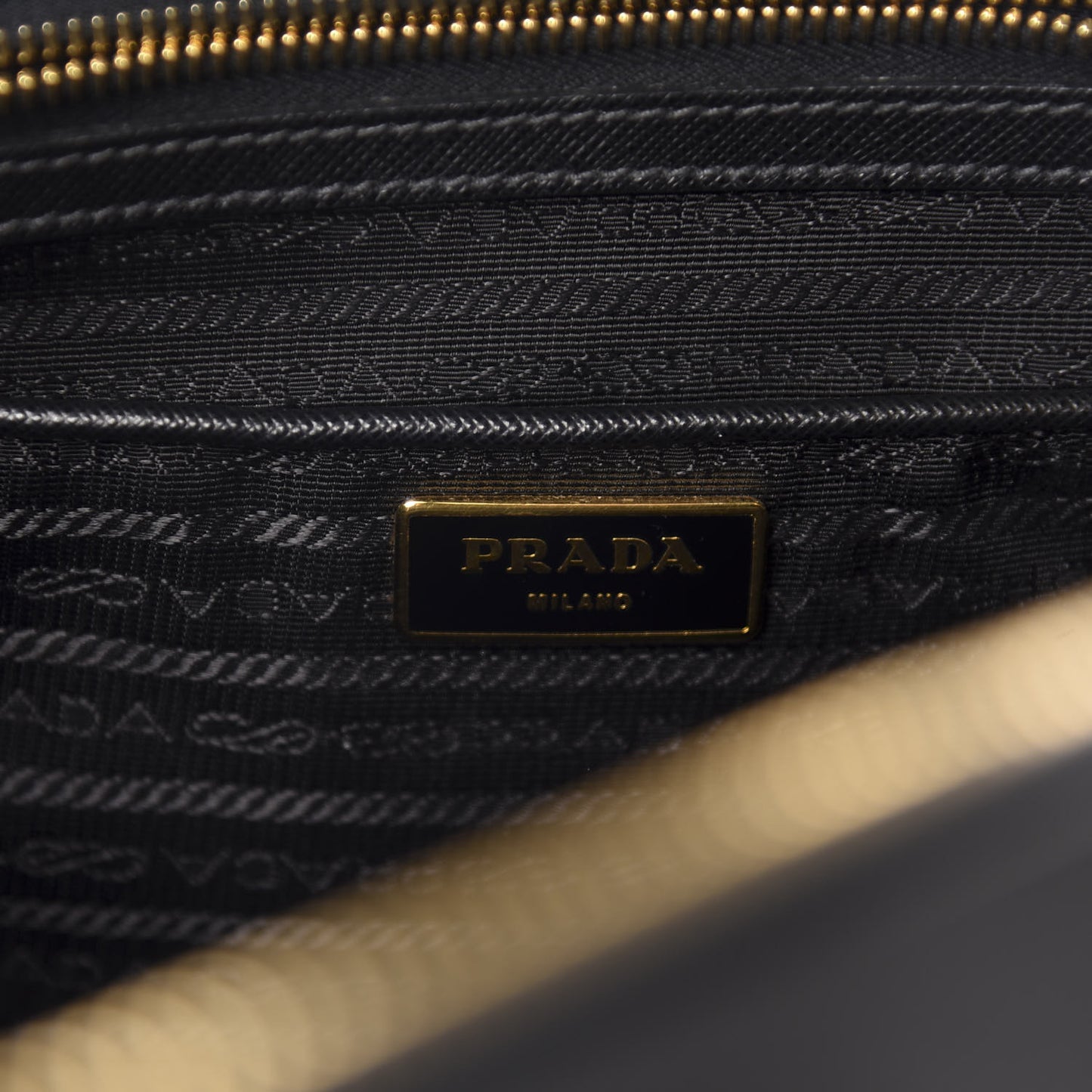 Saffiano Medium Galleria Double Zip Tote Black