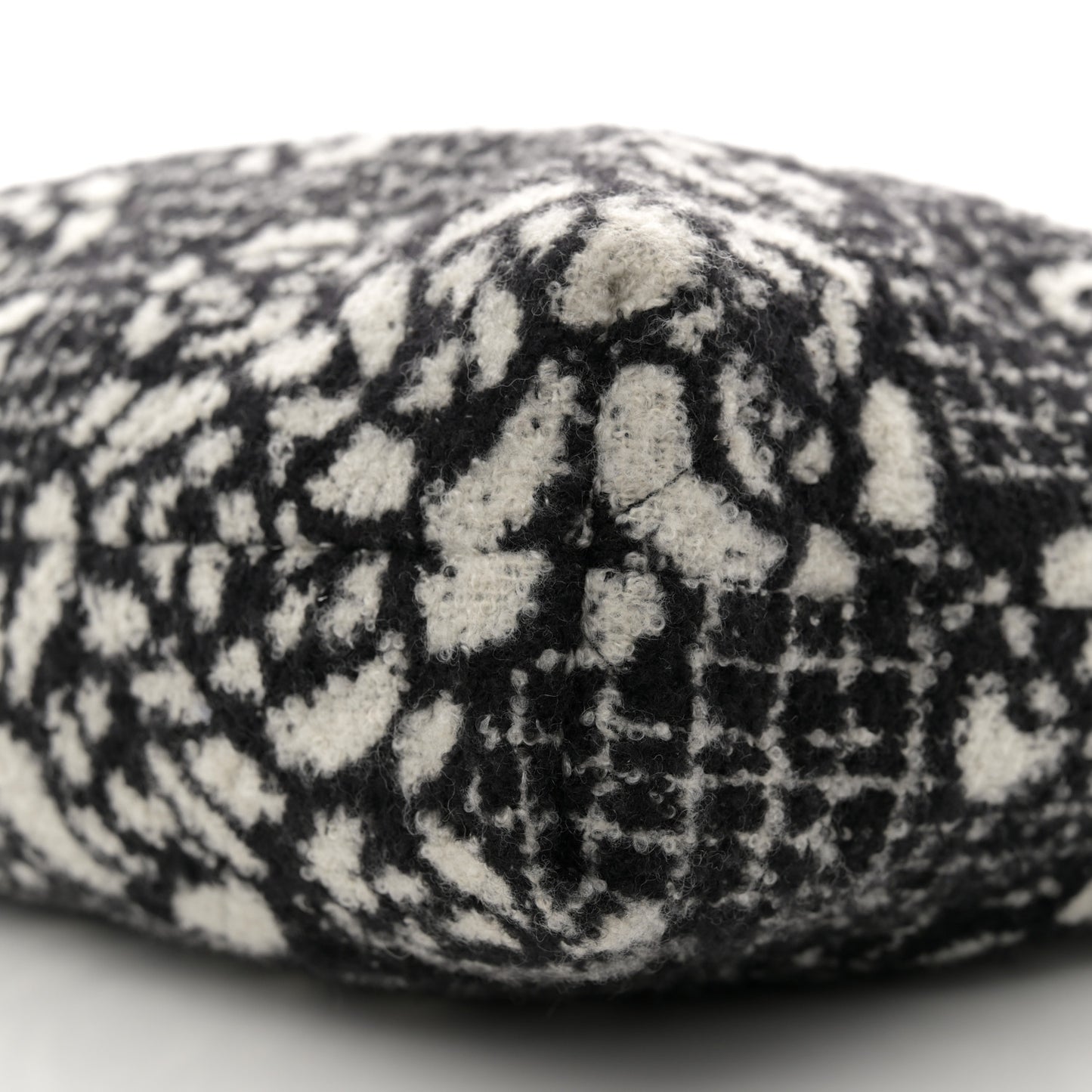 Cashmere Quilted Camellia Chanel 22 Black White