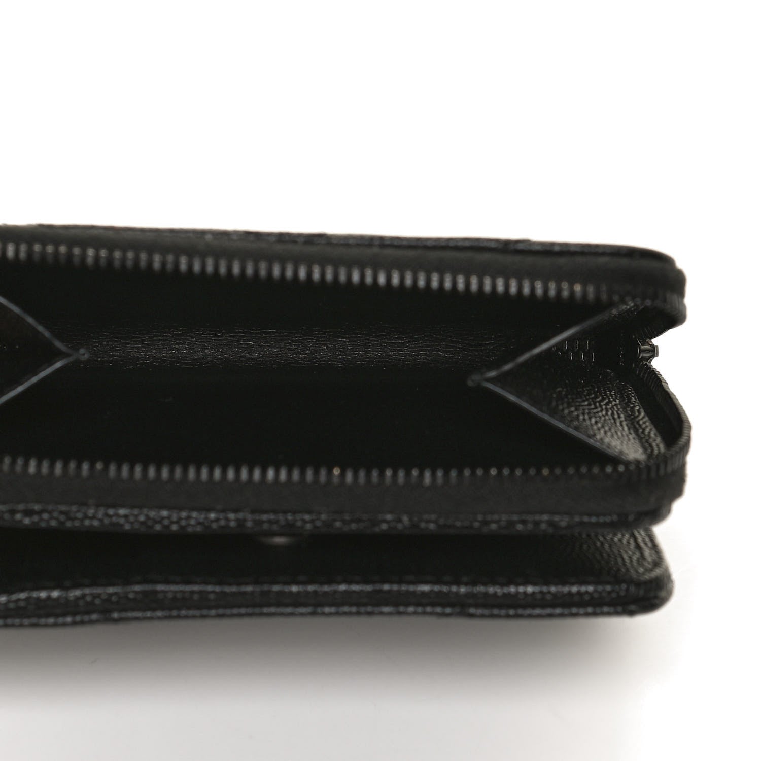 Saint Laurent Grain De Poudre Matelasse Chevron Monogram Monochrome Compact Zip Around Wallet Black 5 of 13
