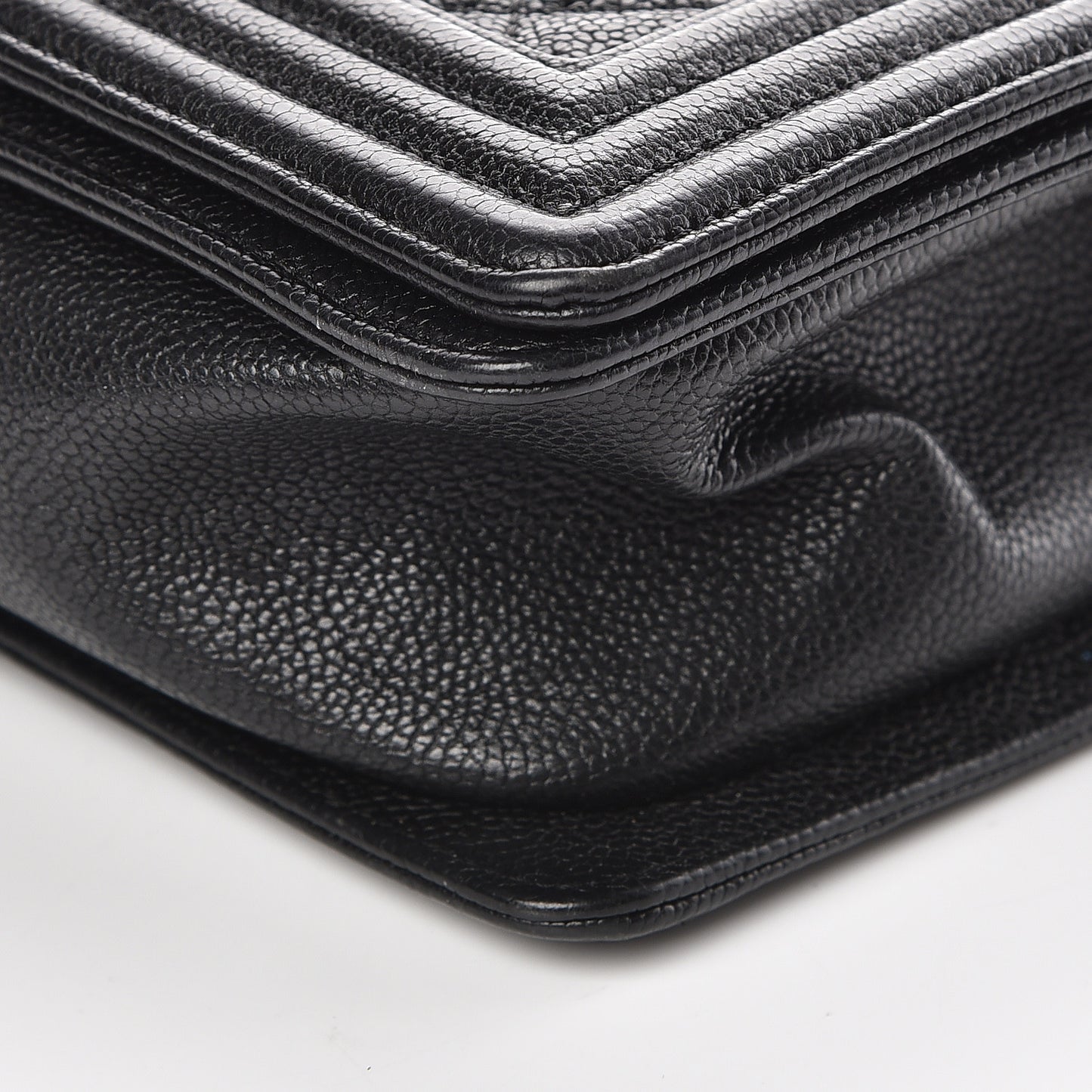 Caviar Quilted Medium Boy Flap Black