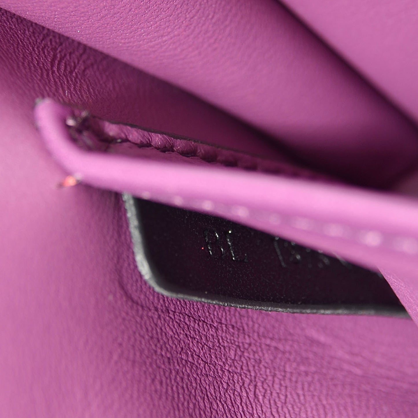 Vitello Rockstud Band Flap Rubin