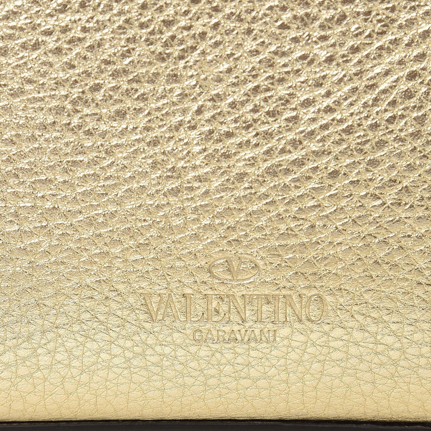 Metallic Pebbled Calfskin Medium Rockstud Flip Lock Crossbody Bag Platino