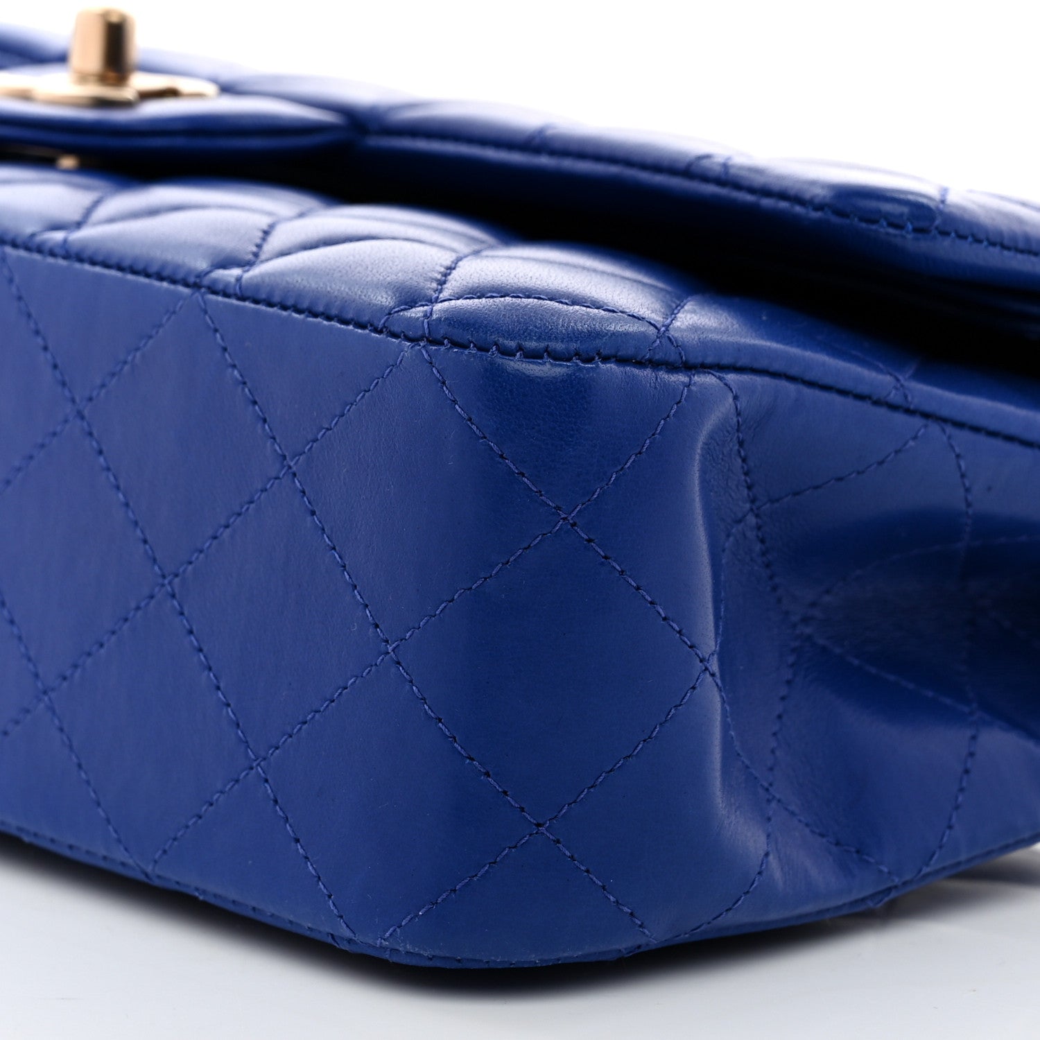 CHANEL ブルーキルティングバッグ Blue Chanel — deep, refined, and quietly sophisticated. ⸻ ブルー