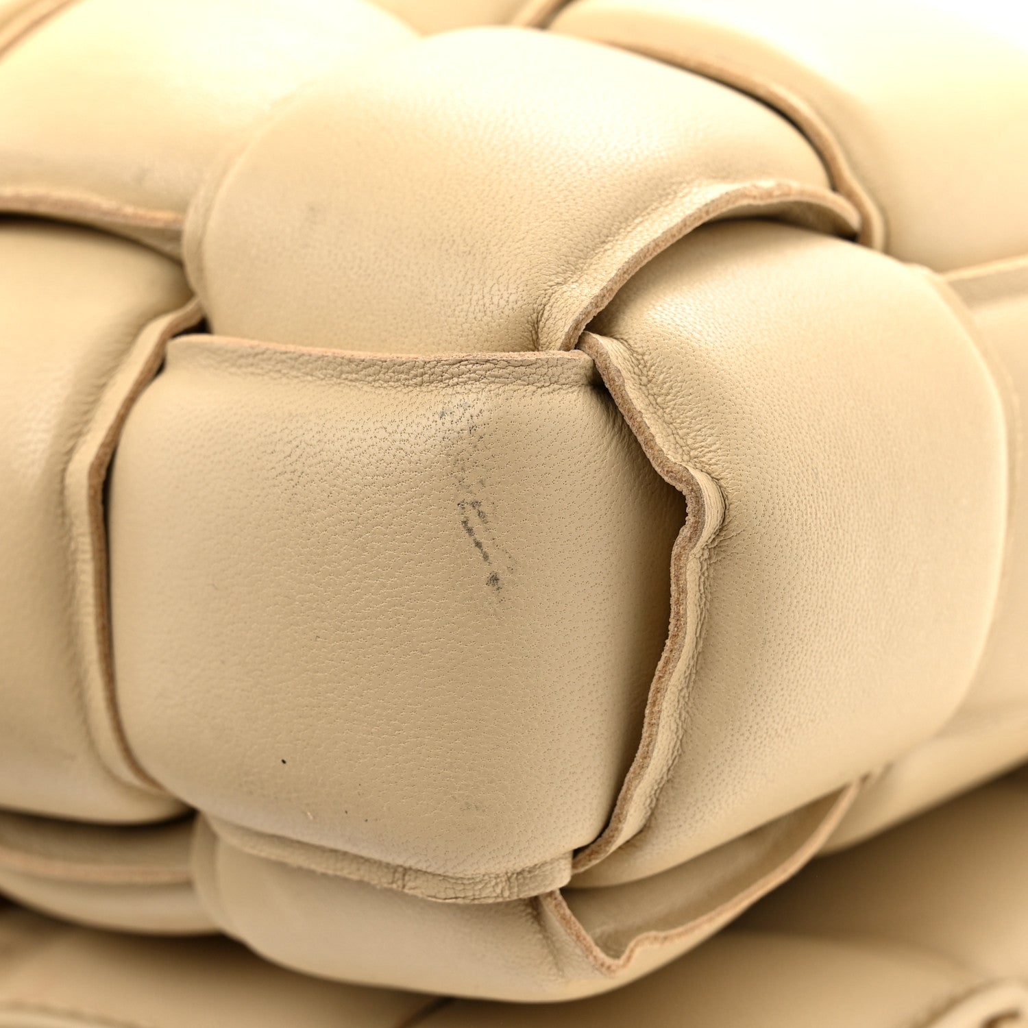 BOTTEGA VENETA ベージュレザーケース Bottega Veneta Lambskin Maxi Intreccio Padded Chain Cassette