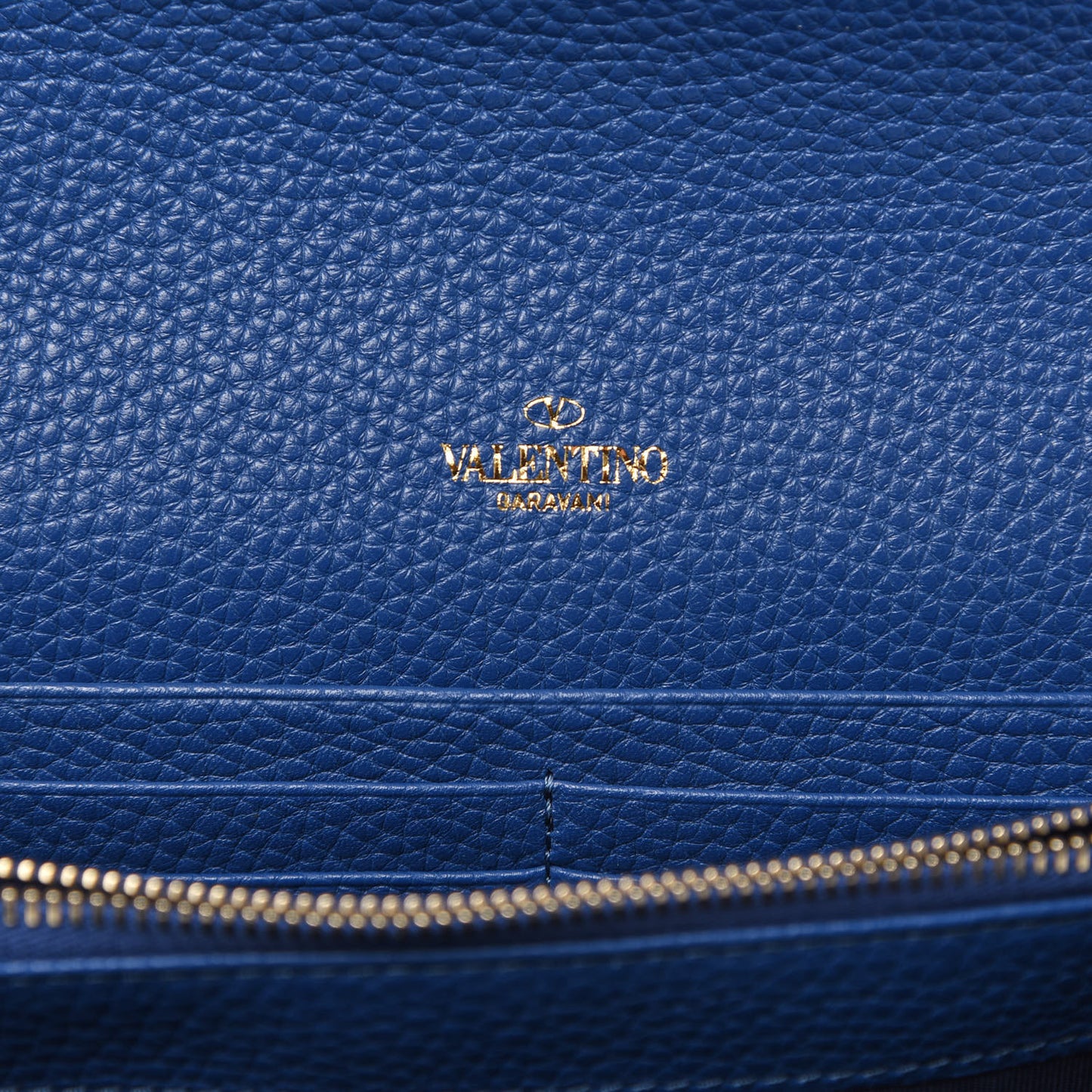 Pebbled Calfskin Rockstud Envelope Wallet On Chain Bag Blu Delft